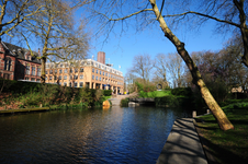 836369 Gezicht op de beëindiging van de Stadsbuitengracht bij het Geertebolwerk te Utrecht, met op de achtergrond het ...